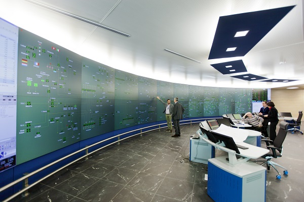 La sala operativa dispacciamento Snam: un grande videowall restituisce agli operatori una visione d’insieme della rete nazionale.